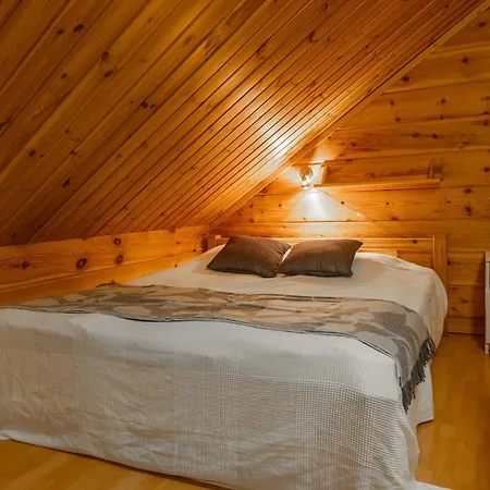 Piiponkartano By Hi Yllaes *